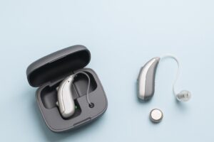 Lee más sobre el artículo ¿Audífonos recargables o de pila? Descubre cuál se adapta mejor a tus necesidades